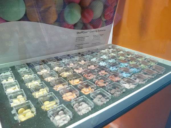 各种颜色的小药丸